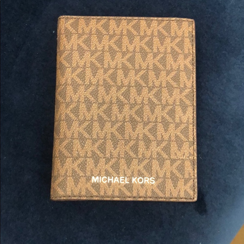 BRAND NEW MICHAEL KORS WALLET